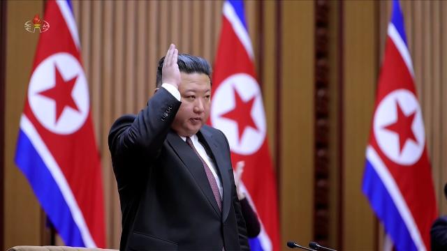 지난 22일 김정은 국무위원장이 참석한 가운데 평양에서 최고인민회의 제15기 1차 회의를 열고 김정은을 국무위원장으로 재추대했다고 조선중앙TV가 23일 보도했다 사진-연합뉴스 조선중앙TV 화면 
    