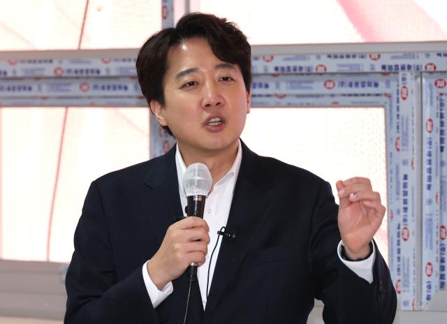 이준석 개혁신당 대표가 지난달 27일 부산 부산진구 부전동 정이한 부산시장 예비후보 선거사무소 개소식에 참석해 가진 타운홀 미팅에서 질의에 답변하고 있다 사진연합뉴스