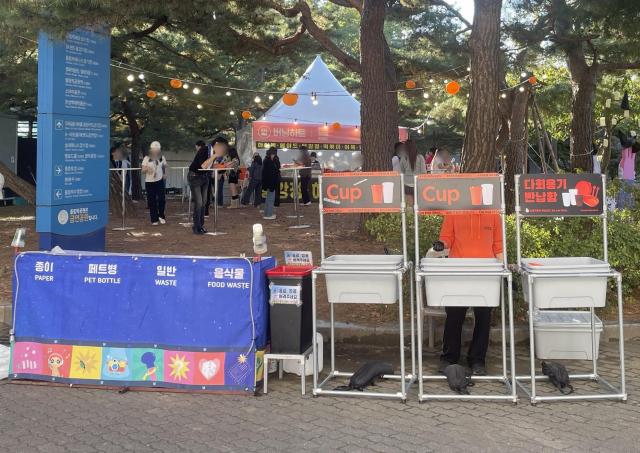 행사장 내 설치된 다회용기 수거함 및 분리배출 사진서울시 