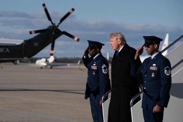 도널드 트럼프 미국 대통령이 23일현지시간 메릴랜드주 조인트베이스 앤드루스에 도착해 전용기 ‘에어포스 원’에서 내리고 있다사진AFP