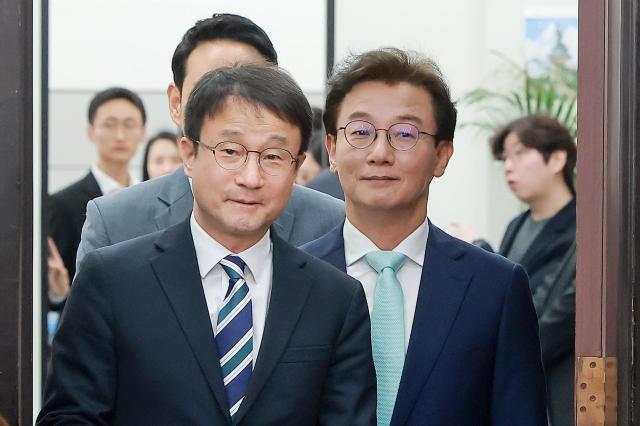 한병도 더불어민주당 원내대표가 24일 국회에서 열린 부산 글로벌허브도시 조성에 관한 특별법안 관련 간담회에 민주당 전재수 의원과 참석하고 있다 사진연합뉴스