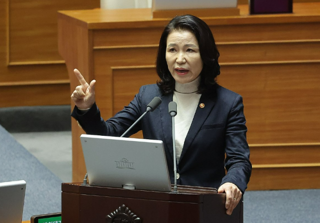 이진숙 방송통신위원장이 지난 18일 교육·사회·문화 분야 대정부질문이 열린 국회 본회의장에서 국민의힘 나경원 의원의 질문에 답하고 있다. [사진연합뉴스］