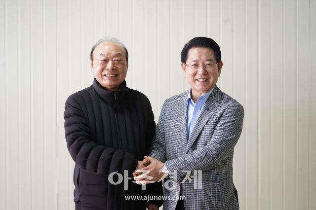 손 맞잡은 박광태 전 광주시장사진 왼쪽과 김영록 예비후보 사진김후보 캠프