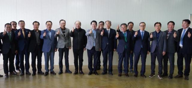 김영록 예비후보를 지지한다고 밝힌 인사들이 23일 기념 사진을 찍고 있다 사진김 후보 캠프