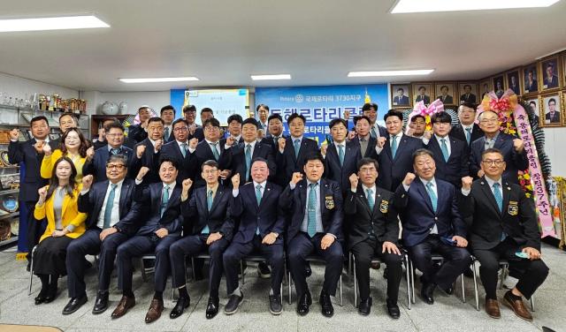 동해로타리클럽이 202526년도 RI가입 승인 및 창립 37주년을 맞아 뜻깊은 기념식을 개최하고 있다 사진김경희 사무장
