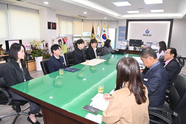 24일 ‘제4기 청년정책특보단’ 위촉식에서 이현재 하남시장과 청년특보단들이 대화를 나누고 있다 사진하남시