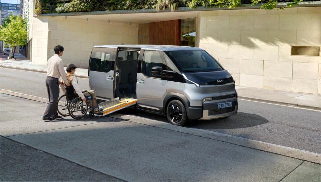 PV5 WAV에 교통약자가 탑승하는 모습 사진기아