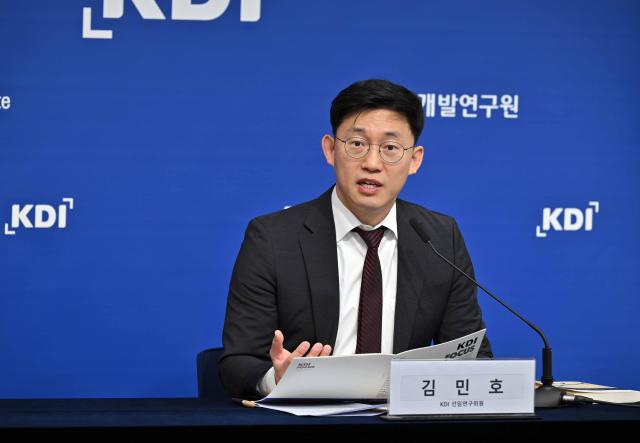 김민호 한국개발연구원KDI 선임연구위원이 24일 정부세종청사 재정경제부 브리핑룸에서 브리핑하고 있다 사진한국개발연구원