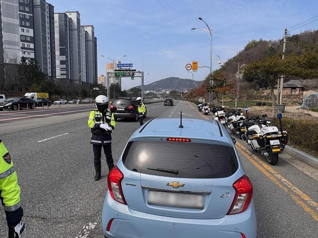 무안경찰서는 봄철 교통량 증가와 맞물려 치명적인 교통사고가 빈번하게 발생함에 따라 지난 23일부터 싸이카와 기동대 등 가용 인력을 총동원한 교통안전 집중 단속에 돌입했다사진무안경찰서