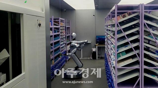 갤봇 로봇이 주문 접수 후 매대에서 제품을 꺼내고 있다 사진배인선 기자