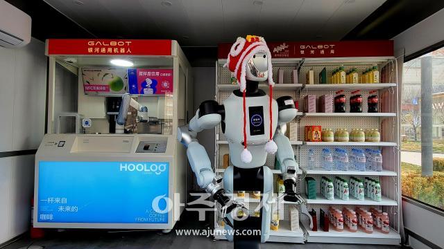 베이징 하이뎬구 중관춘의 한 무인 편의점에서 갤봇의 휴머노이드 로봇이 고객을 응대하고 있다 사진배인선 기자