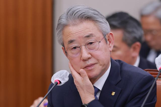  강호동 농협중앙회장이 11일 국회에서 열린 농림축산식품해양수산위원회 전체회의에 참석해 얼굴을 만지고 있다 