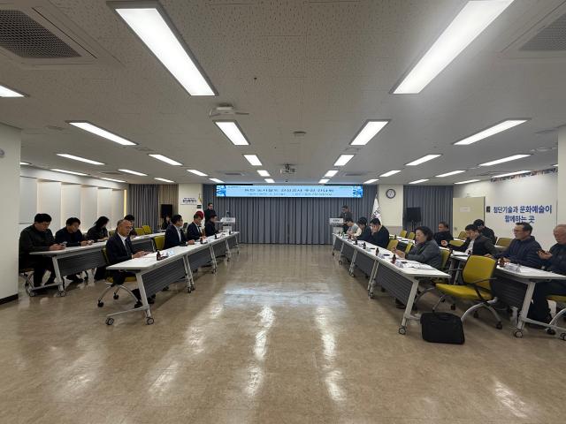 화성특례시가 ‘동탄트램 건설사업’ 추진 관련 시민간담회를 열고 추진 경과를 설명하고 있다 사진화성시