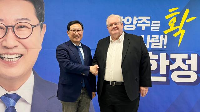 남양주시장 출마를 선언한 김한정 전 더불어민주당 의원의 제프리 존스 전 주한미국상공회의소 회장을특별고문으로 위촉했다사진김한정 전 의원 캠프 