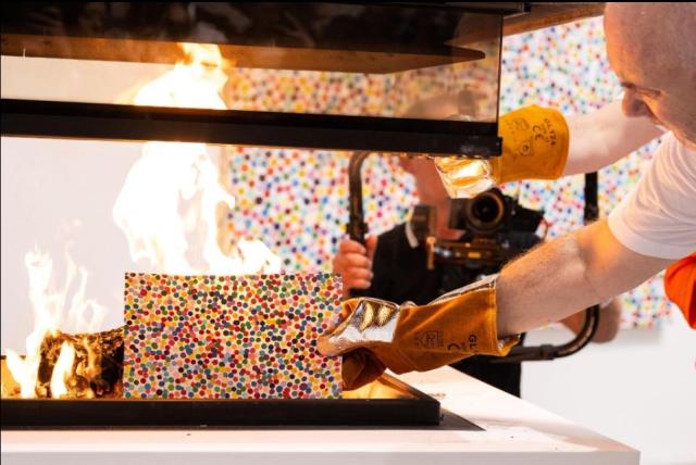 데이미언 허스트가 작품을 태우는 모습 사진유튜브 채널 영상 갈무리 