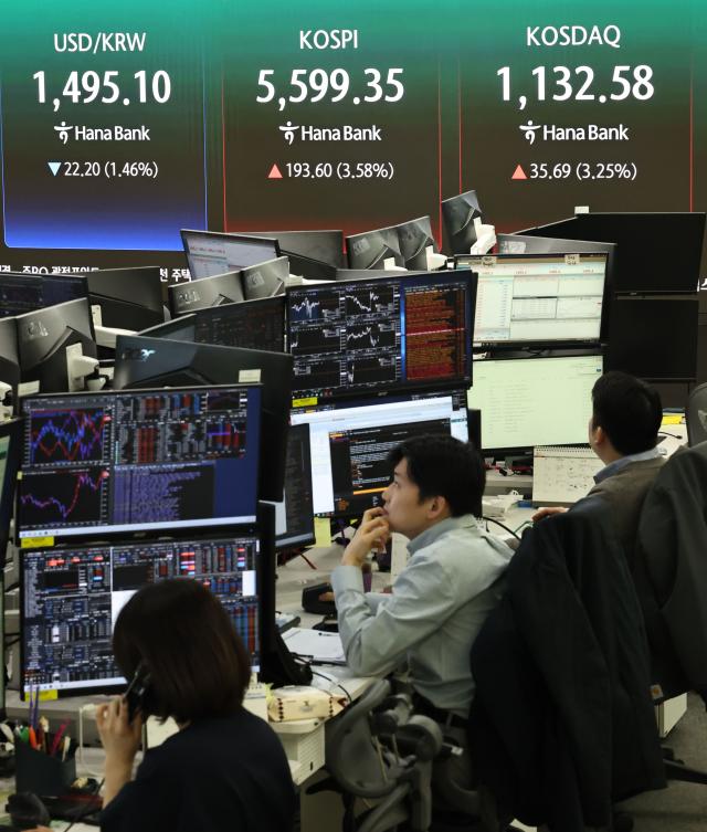 24일 서울 중구 하나은행 딜링룸 현황판에 코스피 지수 등이 표시되고 있다 사진연합뉴스