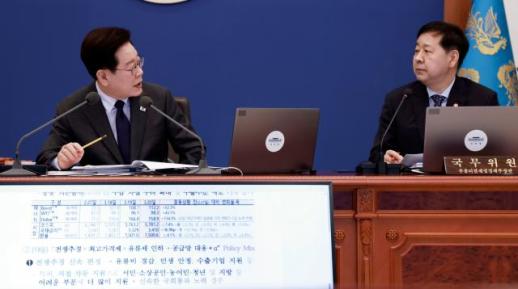 李대통령, 안철수 직격…개구리 보호해도 모기까지는 아냐