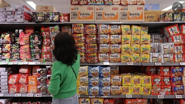 서울 시내의 한 대형마트 라면 판매대에서 한 시민이 장을 보고 있다 사진연합뉴스
