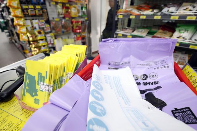 Amid supply disruptions of petrochemical products such as naphtha, a key raw material for plastic and vinyl, Jongnyangje.com, a supplier of government-designated garbage bags, said on its website that production, supply and delivery schedules are being delayed.
Government-designated garbage bags of various sizes are displayed at a supermarket in Seoul on March 24, 2026. Yonhap. 2026.03.24