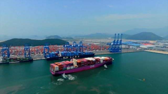 경남 창원시 진해구 부산신항 동원글로벌터미널부산DGT에 접안 중인 ONE 컨테이너선과 터미널 전경 사진동원그룹