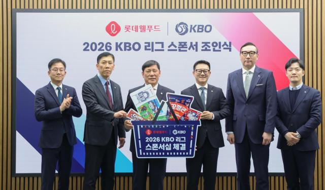 23일 열린 롯데웰푸드와 KBO의 스폰서십 조인식에서 서정호 롯데웰푸드 대표이사우측에서 세번째와 배성우 롯데웰푸드 마케팅본부장우측에서 두번째 허구연 KBO 총재우측에서 네번째 등 주요 관계자들이 기념 사진을 촬영하고 있다 사진롯데웰푸드