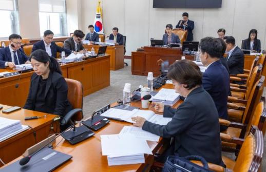 부산 글로벌허브법, 국회 행안위 소위 통과