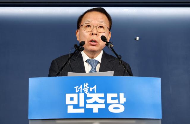 김이수 더불어민주당 공천관리위원장이 20일 서울 영등포구 여의도 중앙당사에서 6·3 지방선거 대전시장 및 충남지사 공천 심사 결과를 발표하고 있다 사진연합뉴스