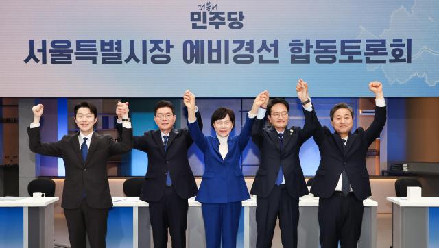 지난 20일 서울 마포구 JTBC에서 열린 에서 예비후보들이 기념 촬영하고 있다 왼쪽부터 김형남 정원오 전현희 박주민 김영배 예비후보사진연합뉴스