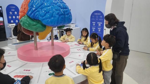 학생건강교육센터에서 교육활동에 참여하고 있는 학생들 모습사진충남교육청