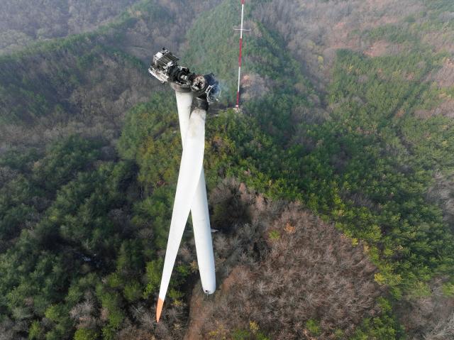 지난 24일 오전 경북 영덕군 영덕읍 창포리 풍력발전단지 내 한 풍력발전기가 검게 그을려 있다 해당 발전기에서는 전날 불이나 발전기에 올라가서 수리하던 작업자 3명이 숨졌다 사진연합뉴스