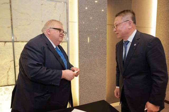 아구스틴 카르스텐스 전 국제결제은행BIS 사무총장과 정진완 우리은행장이 24일 오후 서울 중구 더플라자호텔에서 열린 2026 APFF 전야제 행사에서 인사를 나누고 있다 사진유대길 기자