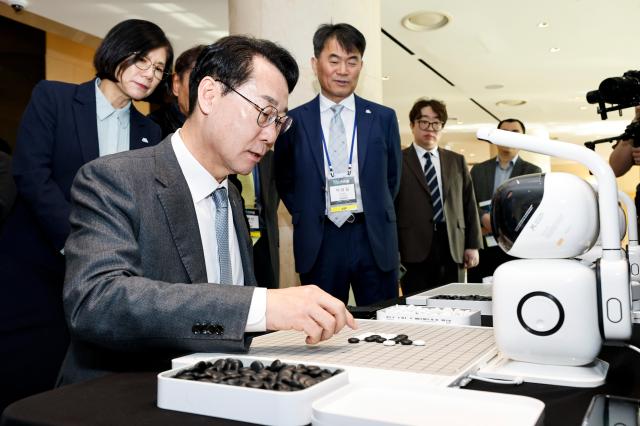 정명근 화성특례시장이 AI 체험부스에서 AI 로봇과 오목을 두고 있다 사진화성시