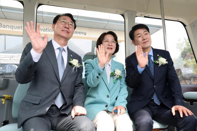 정명근 화성특례시장 배정수 화성시의장 추미애 전 국회 법사위원장이 자율주행차를 시승하고 있다 사진화성시