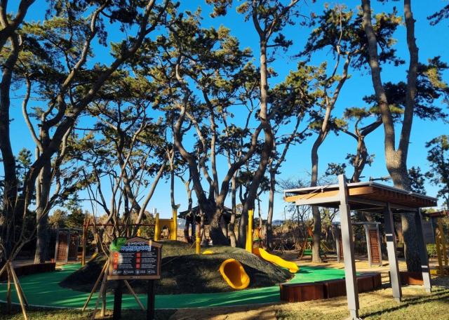 자연친화 놀이시설이 조성된 월내어린이공원 전경사진기장군