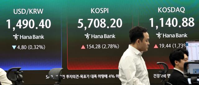 25일 서울 중구 하나은행 딜링룸 현황판 사진연합뉴스