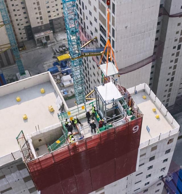 현대건설이 국내 최초로 공동주택 현장에 모듈러 엘리베이터Modular Elevator를 적용하며 건설 현장의 시공 혁신을 주도하고 있다 사진현대건설