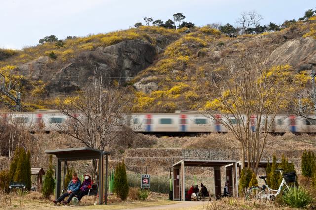 Citizens rest on a walking path in front of Eungbongsan Mountain in Seongbuk-gu Seoul March 24 2026 AJP Han Jun-gu