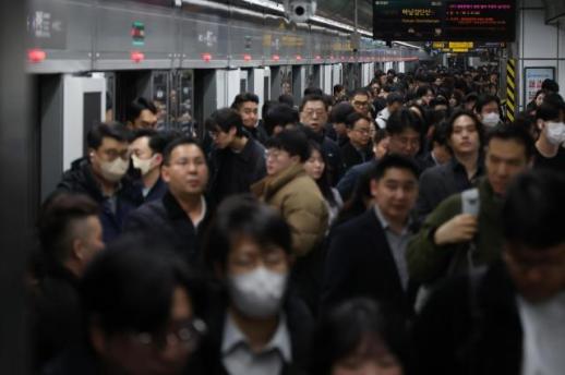 首尔地铁老年免费乘车压力显现 高峰时段占比超8%