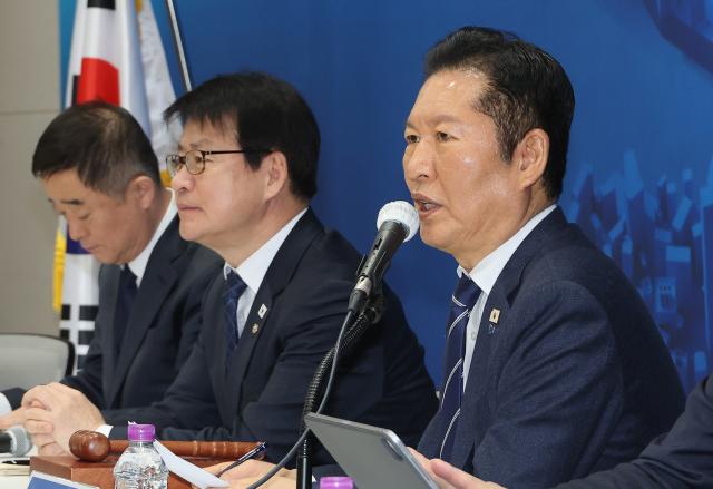 더불어민주당 정청래 대표가 25일 충북 충주시 유네스코국제무예센터 국제회의장에서 열린 민생현장 최고위원회의에서 발언하고 있다사진연합뉴스