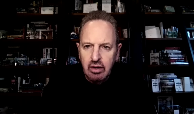 르네 하스 Arm 대표가 기자단과 ZOOM을 통해 온라인으로 QA를 진행하고 있다