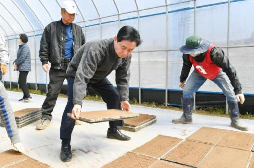 화천군, 취약농 육묘은행 운영 확대…모판 퀵서비스로 논까지 배달