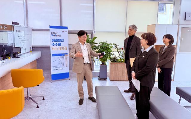 김병수 김포시장이 24일 김포한강신도시 여권민원실을 찾아 현장행정을 실시했다 