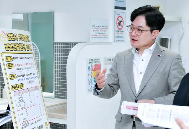 김병수 김포시장이 24일 김포한강신도시김포시 반려동물 공공진료센터를 찾아 현장행정을 실시했다 