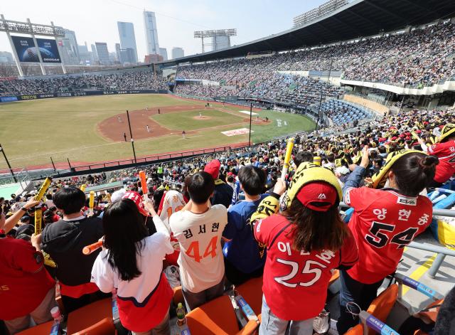 프로야구 정규리그 개막을 엿새 앞둔 22일 서울 송파구 잠실구장에서 열린 두산 베어스와 KIA 타이거즈의 시범경기에서 관중들이 응원을 하고 있다 사진연합뉴스