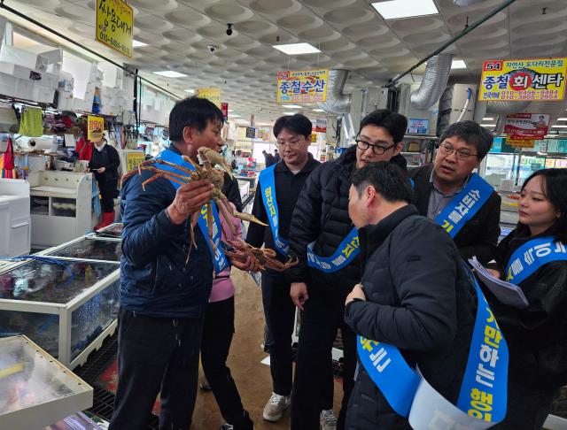 영덕군이 대게축제에 앞서 원산지 표시 지도·점검을 하고 있다 사진영덕군
