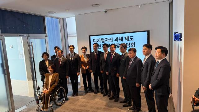 송언석 국민의힘 원내대표와 정점식 정책위의장 디지털자산거래소 대표 등이 25일 서울 여의도 파크원 타워에서 열린 디지털자산 과세 제도 개선 관련 현장 간담회에 앞서 기념 촬영을 하고 있다 사진국민의힘 