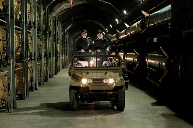 지난해 1월 이란 내 모처의 미사일 도시를 시찰하고 있는 이란 이슬람혁명수비대IRGC 지휘부사진로이터연합뉴스 