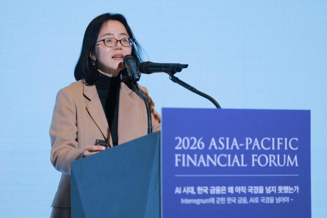 김태진 고려대학교 법학전문대학원 교수가 25일 법보다 강한 관행…그레이존 극복 방안이라는 주제로 강연을 하고 있다 사진유대길 기자 dbeorlf123ajunewscom