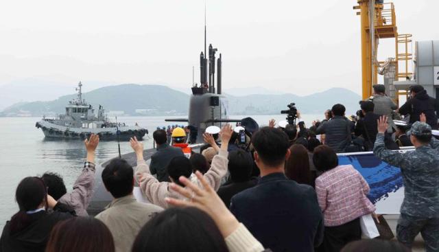 Homegrown sub sets sail on historic trans-Pacific journey for naval exercise in Canada