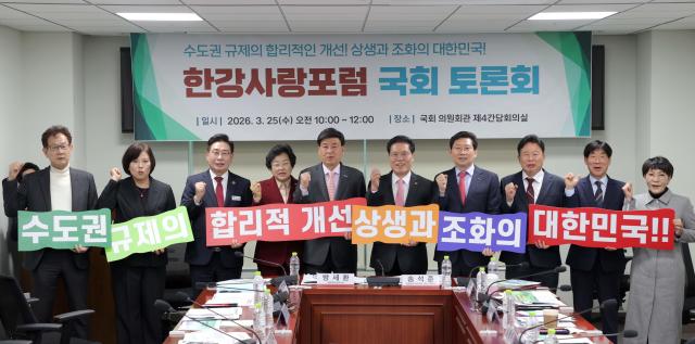 이상일 시장이 토론회를 마친 뒤 수도권 자치단체장들과 기념촬영을 하고 있다사진용인시